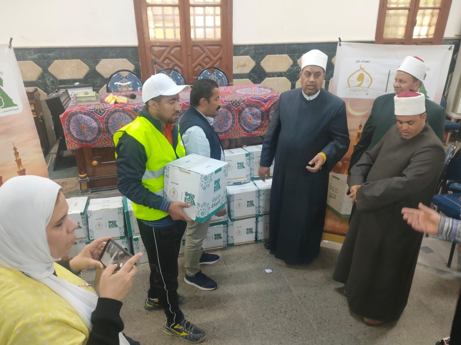 الأوقاف ومصر الخير توزعان 100 ألف كرتونة غذائية بمناسبة شهر رمضان بمحافظات الجمهورية (5) الأوقاف ومصر الخير توزعان 100 ألف كرتونة غذائية بمناسبة شهر رمضان بمحافظات الجمهورية (5)