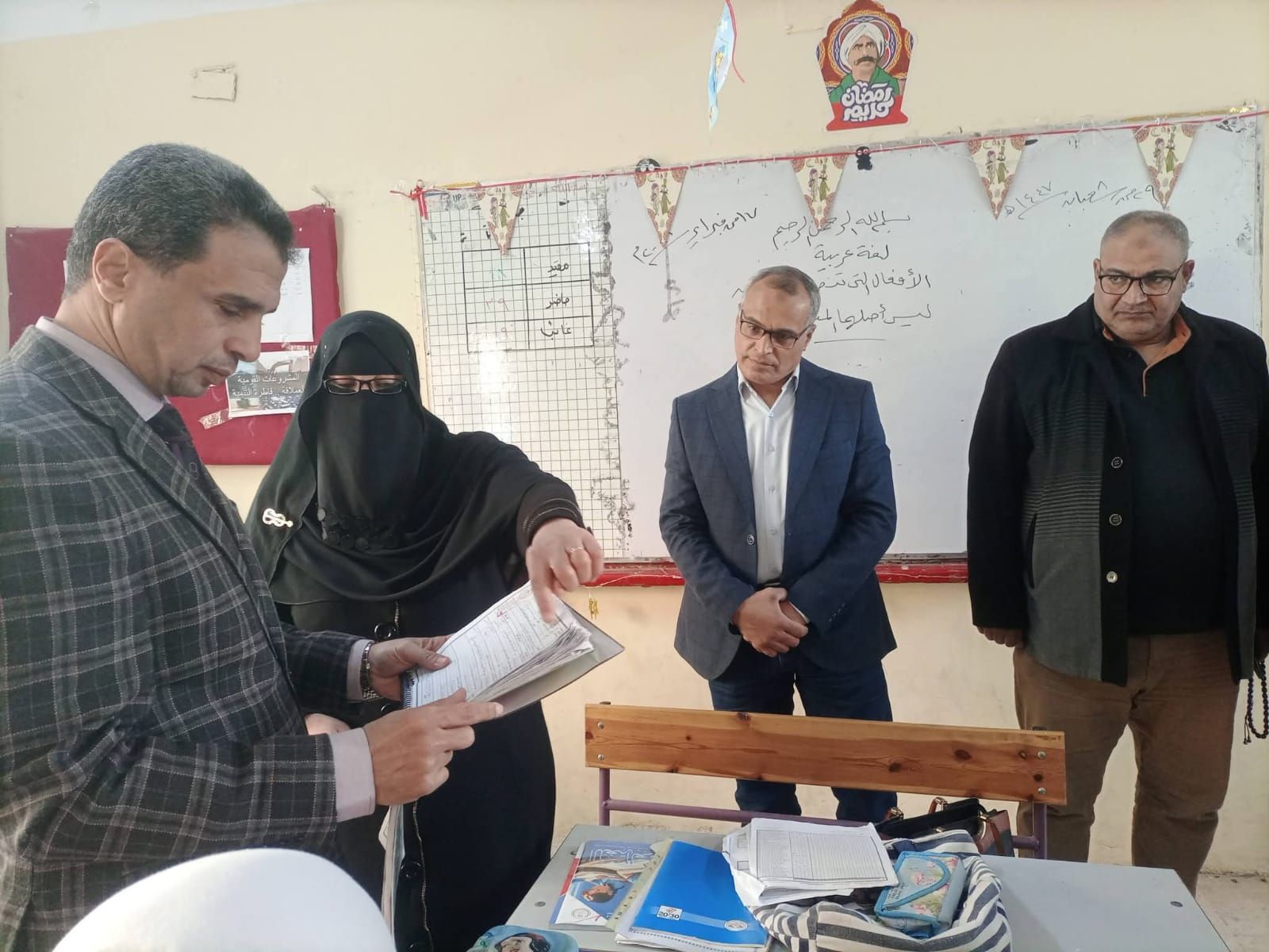 جانب من تفقد وكيل التعليم للفصول جانب من تفقد وكيل التعليم للفصول