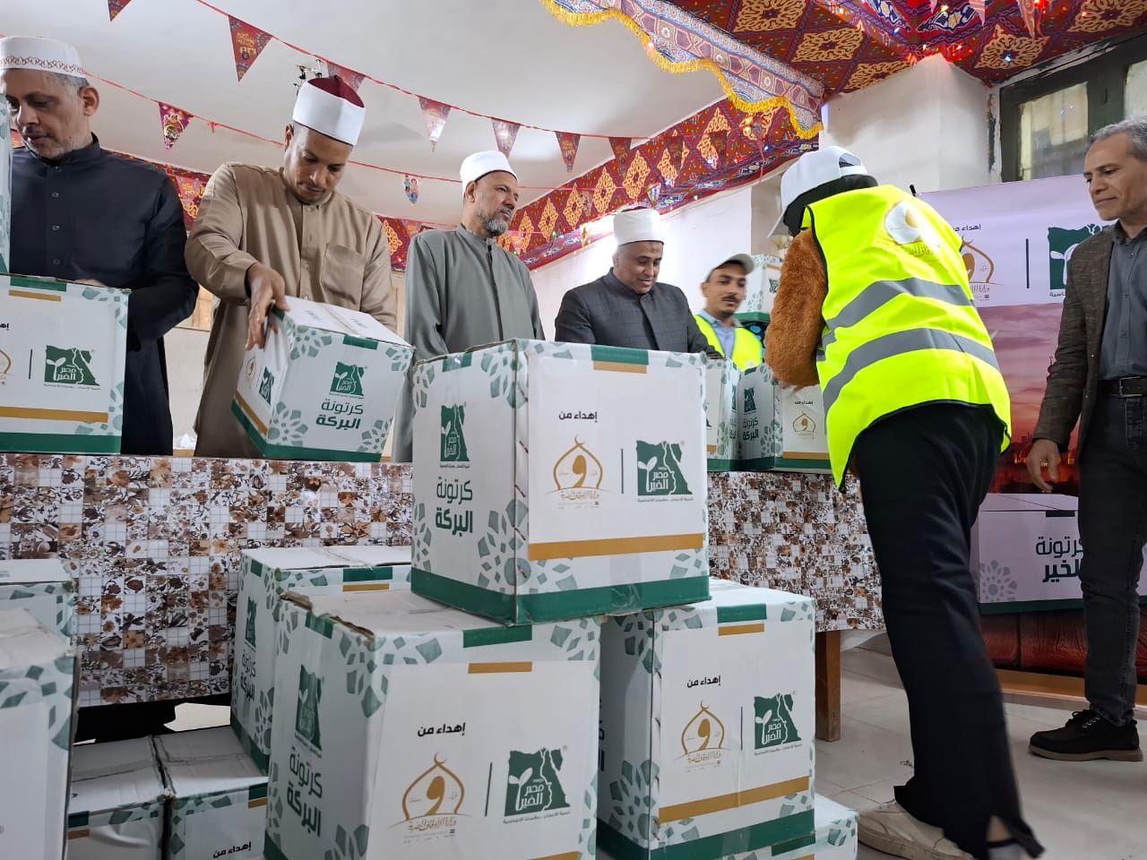 الأوقاف ومصر الخير توزعان 100 ألف كرتونة غذائية بمناسبة شهر رمضان بمحافظات الجمهورية (8) الأوقاف ومصر الخير توزعان 100 ألف كرتونة غذائية بمناسبة شهر رمضان بمحافظات الجمهورية (8)