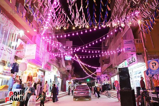الشوراع مزينة بالفوانيس والاضاءة الشوراع مزينة بالفوانيس والاضاءة