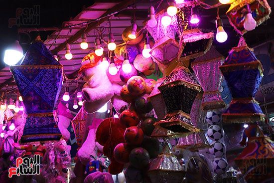 فوانيس رمضان تزين واجهات المحلات فوانيس رمضان تزين واجهات المحلات