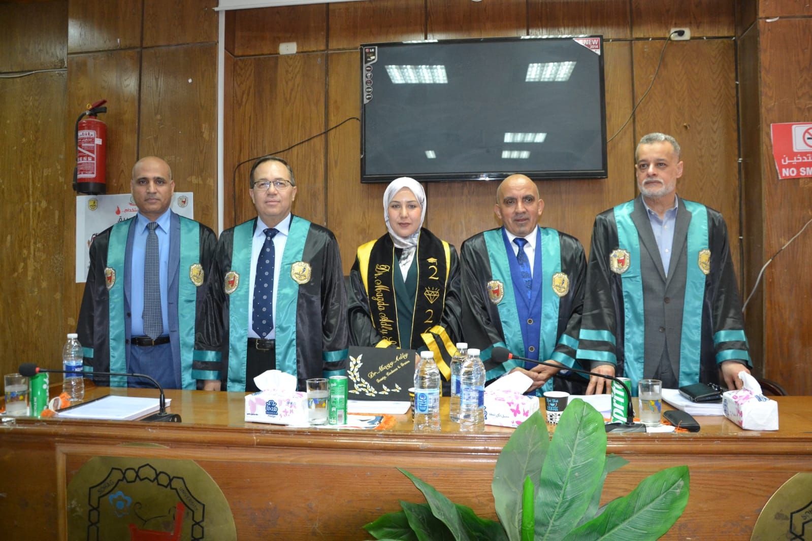 الباحثة ولجنة المناقشة الباحثة ولجنة المناقشة