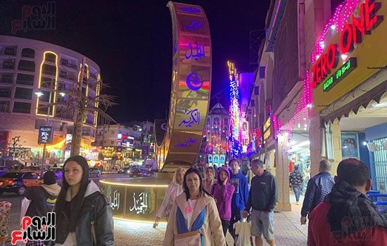 السياح-حول-فانوس-رمضان السياح-حول-فانوس-رمضان