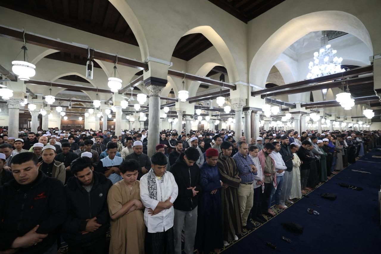 جانب من المصلين جانب من المصلين