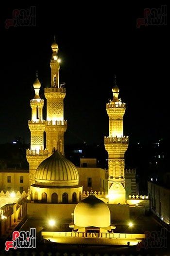 الأنوار تعلو مسجد الحسين