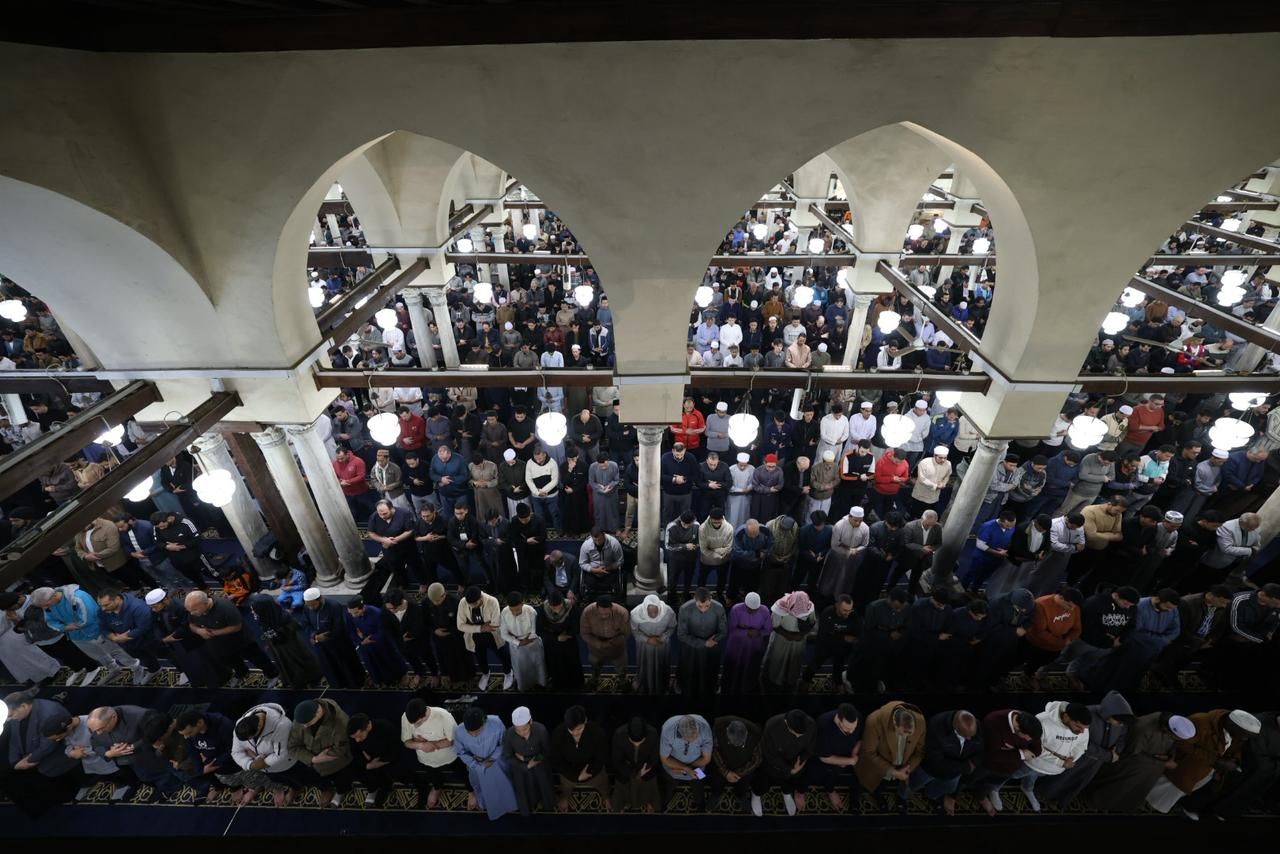 المصلون فى الجامع الأزهر المصلون فى الجامع الأزهر