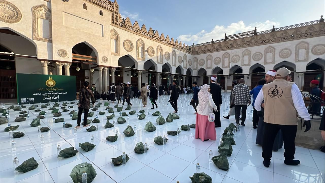 جانب من تجهيزات الإفطار جانب من تجهيزات الإفطار