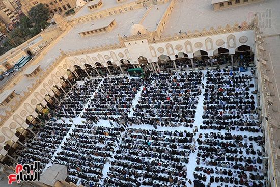 المصلون فى الجامع الأزهر المصلون فى الجامع الأزهر