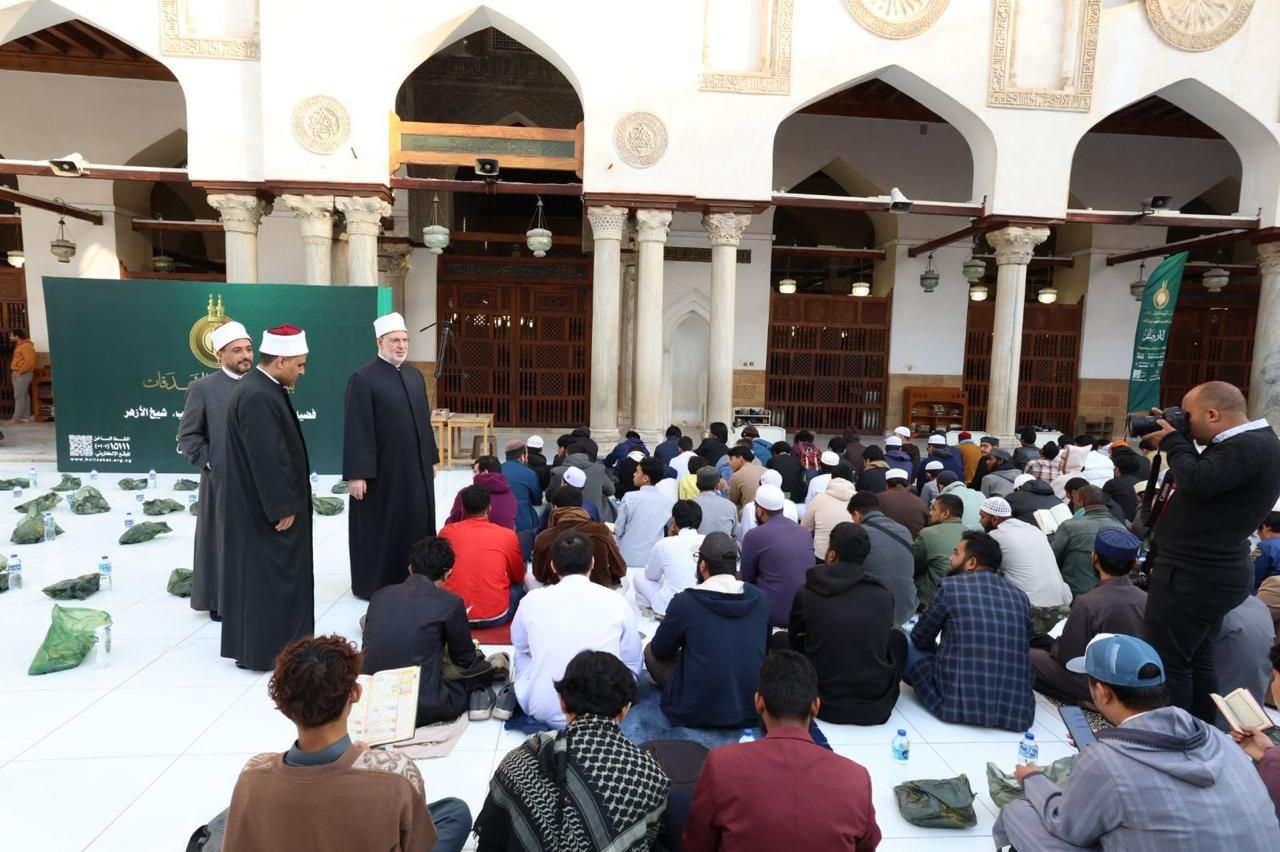 جانب من تجهيزات الجامع الأزهر جانب من تجهيزات الجامع الأزهر