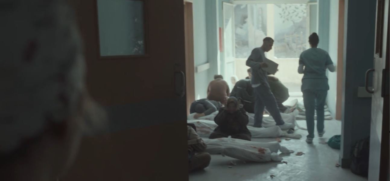 جثث الشهداء الفلسطينيين في ساحة المستشفى