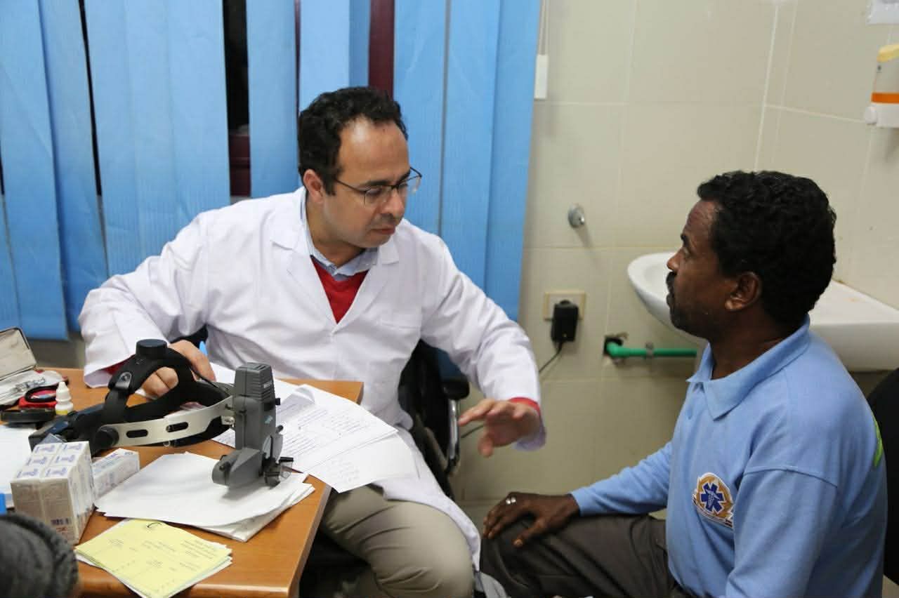 الدكتور شريف دبور يجرى الكشف الطبى على أحد المرضى الدكتور شريف دبور يجرى الكشف الطبى على أحد المرضى