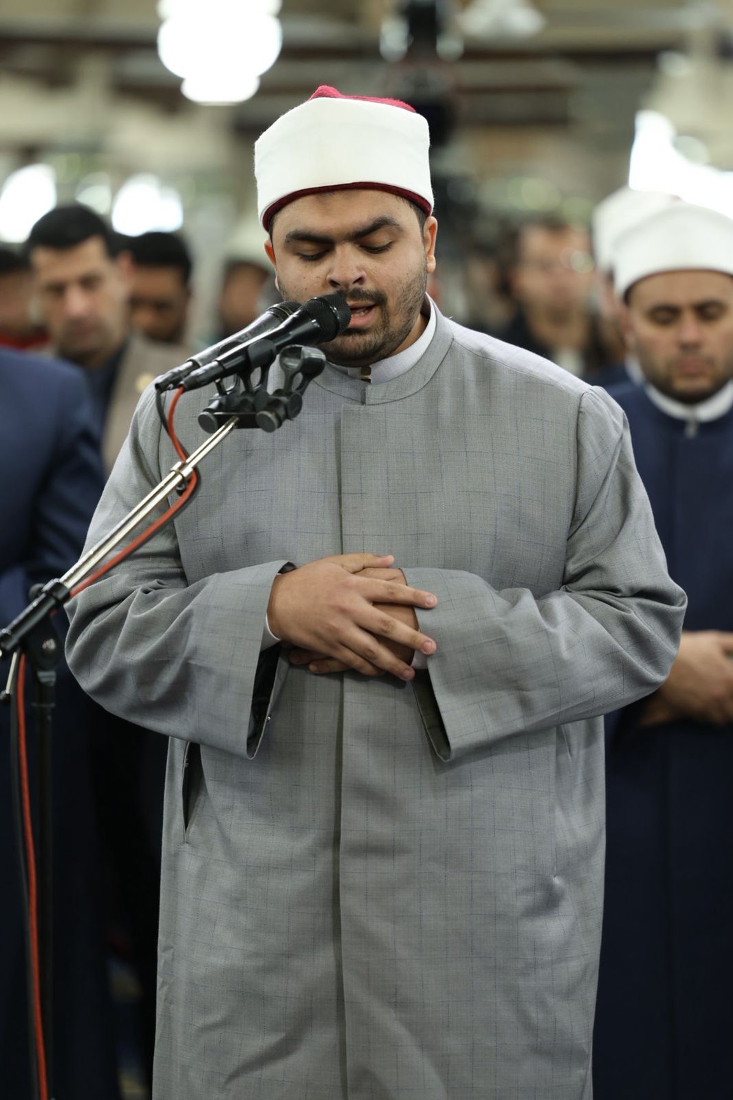 الطالب محمد عبد النبي جادو يؤم المصلين في الجامع الأزهر