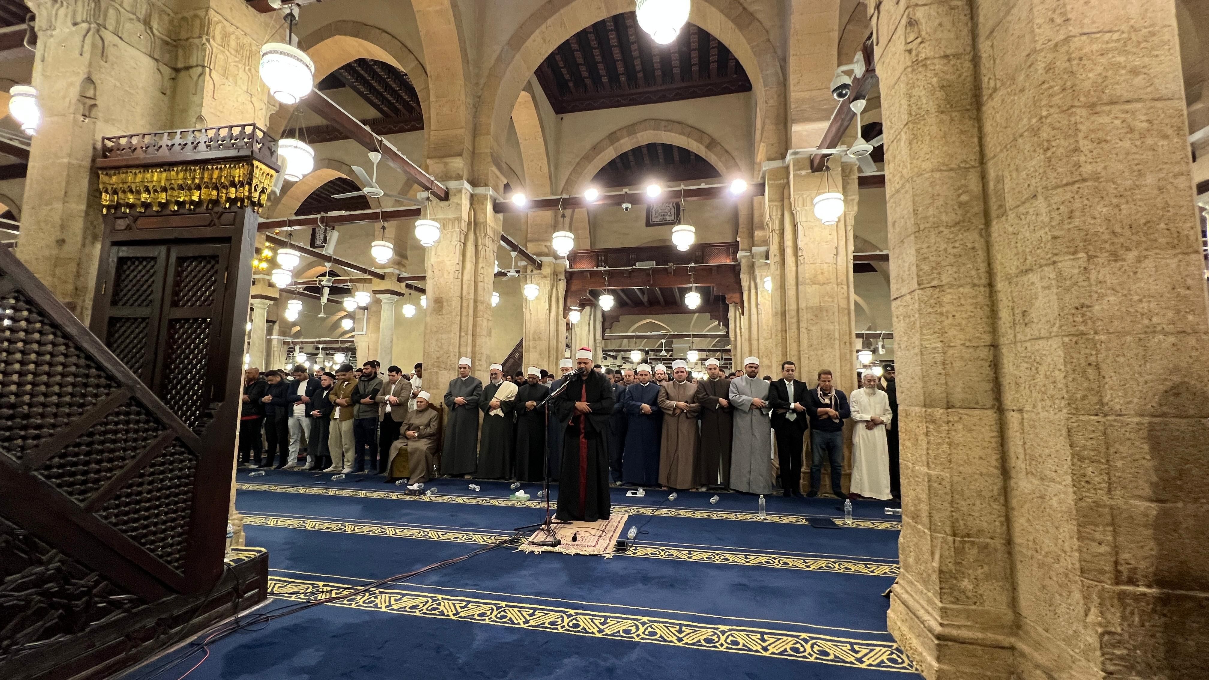 اصطفاف آلاف المصلين بالجامع الأزهر اصطفاف آلاف المصلين بالجامع الأزهر