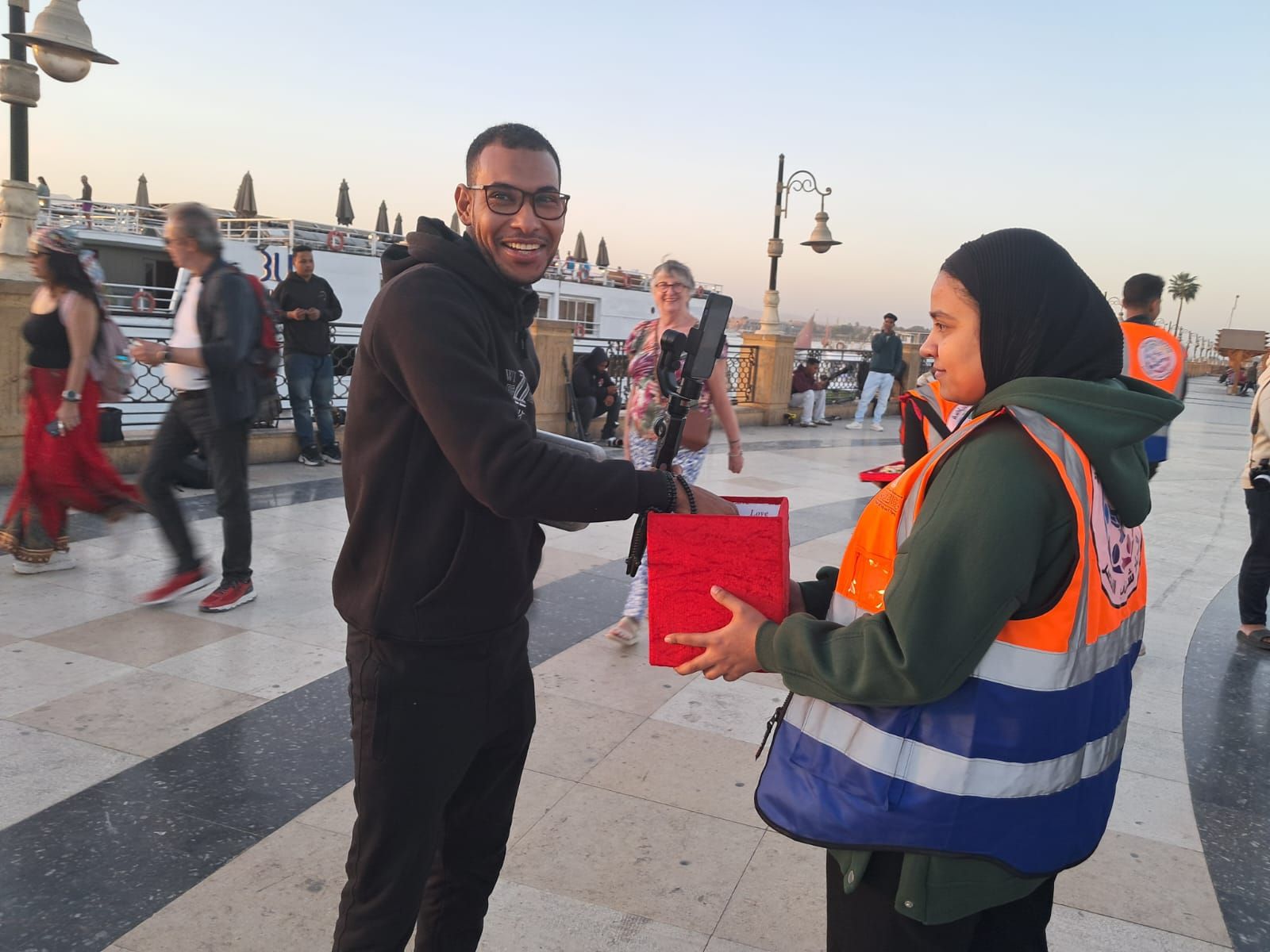 توزيع هدايا وفوانيس على الأهالى على كورنيش النيل بأرمنت والأقصر توزيع هدايا وفوانيس على الأهالى على كورنيش النيل بأرمنت والأقصر