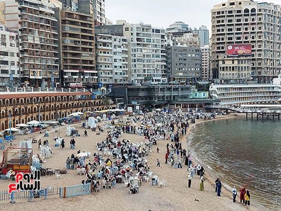 تجمع-أهالى-الاسكندرية-للافطار-على-الشاطئ تجمع-أهالى-الاسكندرية-للافطار-على-الشاطئ