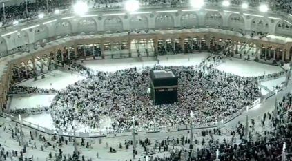 المسجد الحرام يشهد زحامًا لافتًا وسط خدمات جليلة وتنظيم متقن بأول جمعة من رمضان