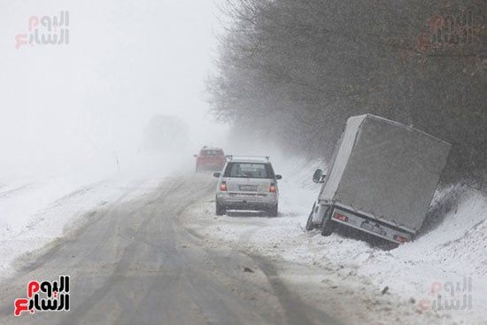 شاحنة عالقة بعد انزلاقها في خندق على جانب الطريق شاحنة عالقة بعد انزلاقها في خندق على جانب الطريق