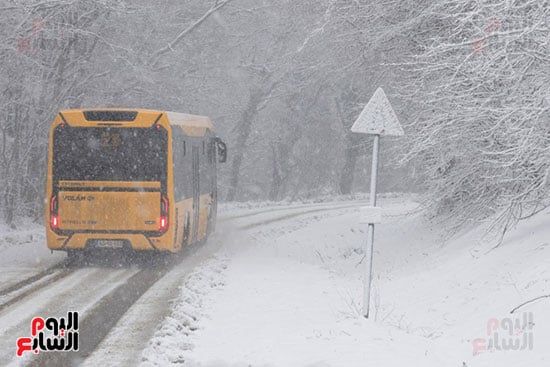 الثلج يغطى الطرقات الثلج يغطى الطرقات