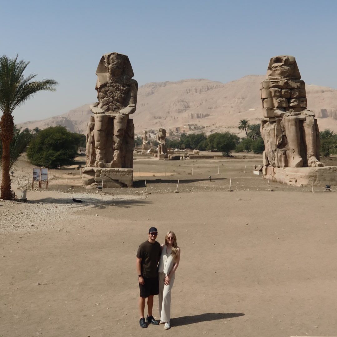 تيفاني وزوجها من أمام آثار الأقصر تيفاني وزوجها من أمام آثار الأقصر