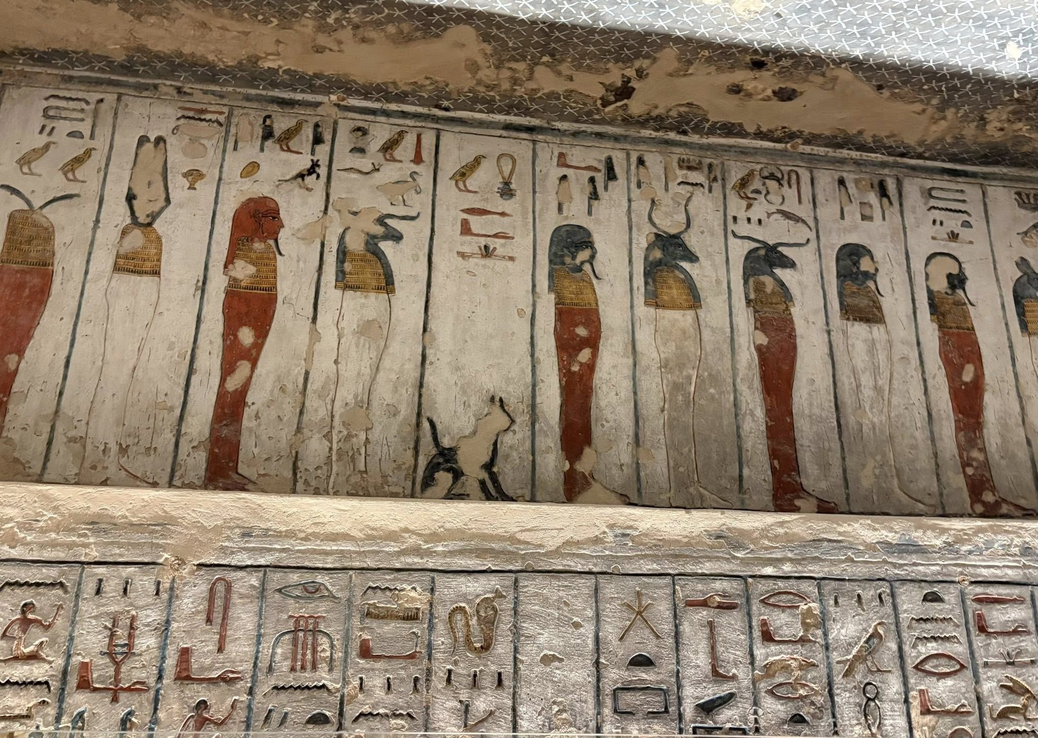 سحر النقوش والرسومات بألوان عظيمة فى المقابر سحر النقوش والرسومات بألوان عظيمة فى المقابر