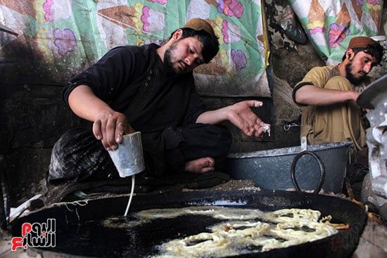 بائع يصنع الحلويات بائع يصنع الحلويات