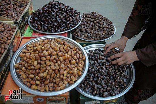 تمور مختلفة داخل السوق تمور مختلفة داخل السوق