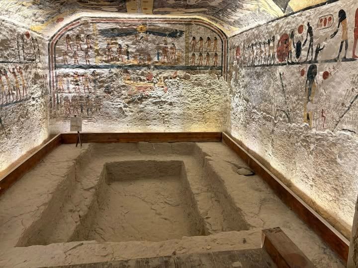 جانب من النقوش البديعة على جدران المقابر جانب من النقوش البديعة على جدران المقابر