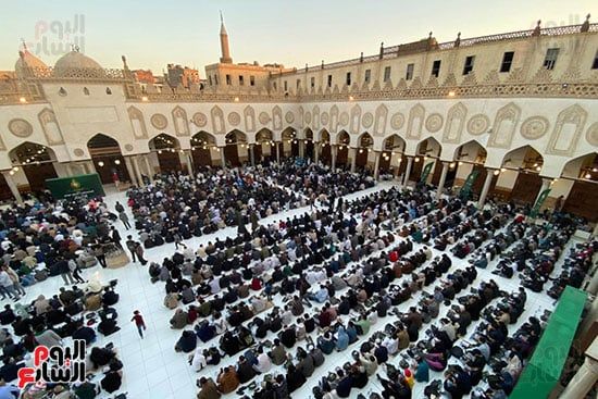 آلاف الصائمين فى حفل الإفطار آلاف الصائمين فى حفل الإفطار