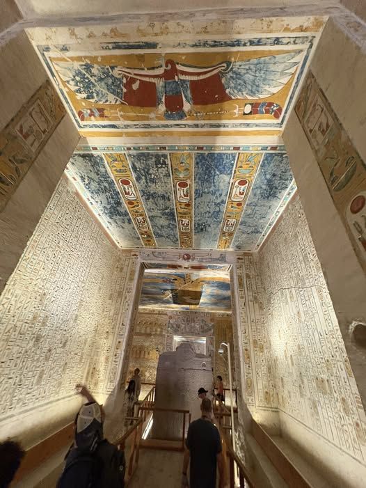 النقوش والألوان المبهرة فى مقابر ملوك الفراعنة النقوش والألوان المبهرة فى مقابر ملوك الفراعنة