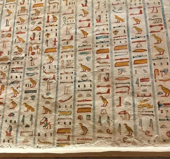 نقوش ورسم بديع على جدران المقابر نقوش ورسم بديع على جدران المقابر