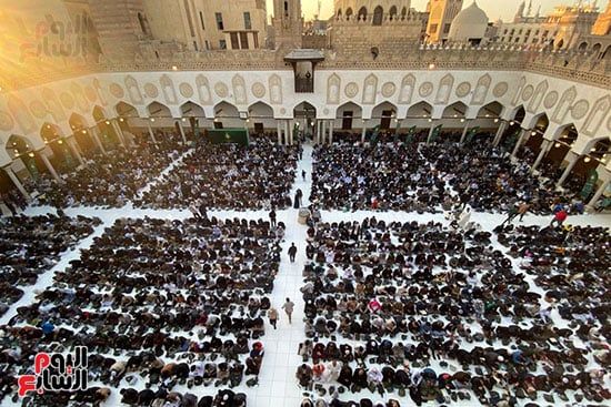 جانب من رواد مسجد الجامع الأزهر جانب من رواد مسجد الجامع الأزهر