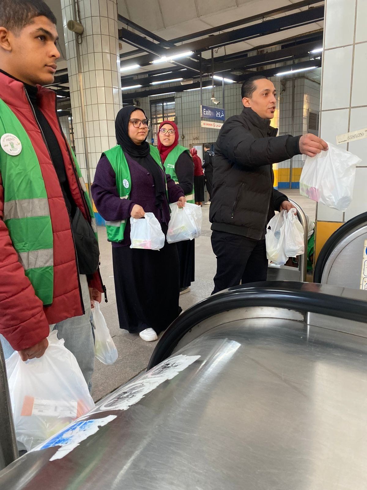 توزيع الوجبات على الركاب توزيع الوجبات على الركاب