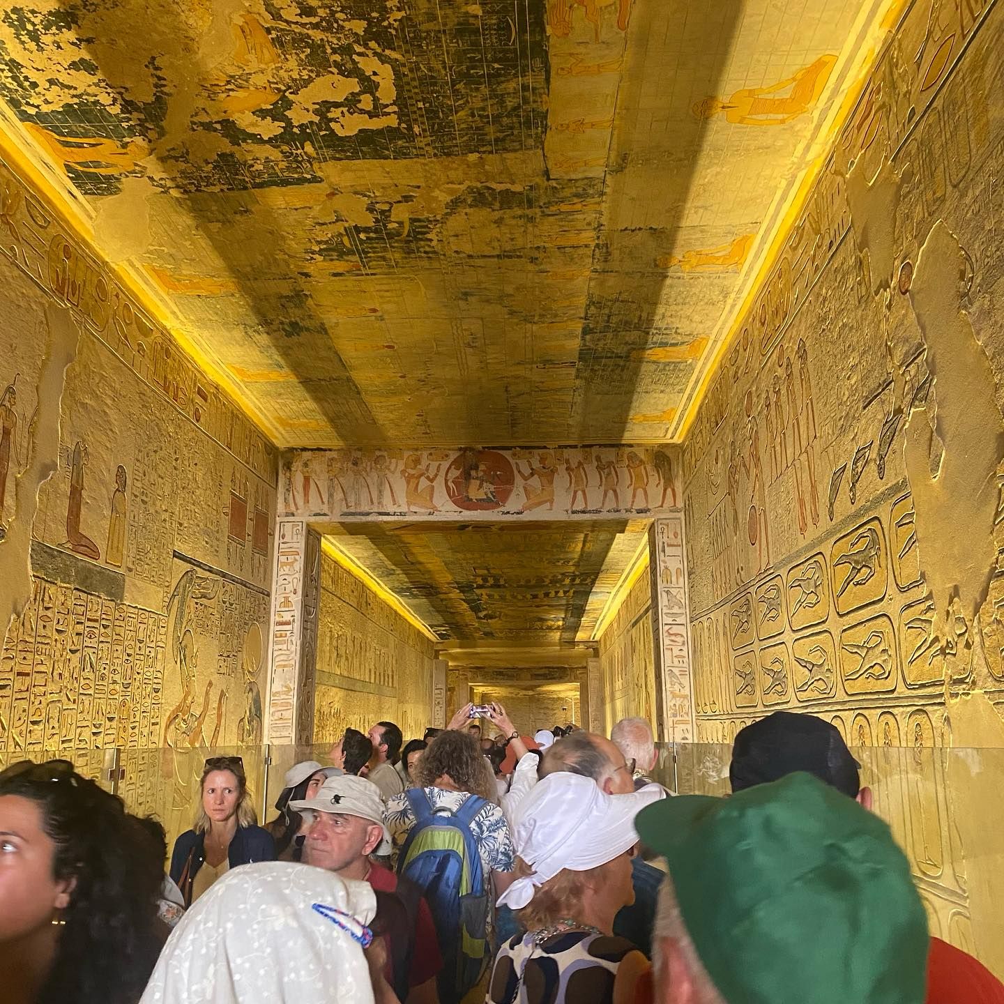 جانب من التوافد الكبير للسياح فى مقابر وادى الملوك جانب من التوافد الكبير للسياح فى مقابر وادى الملوك