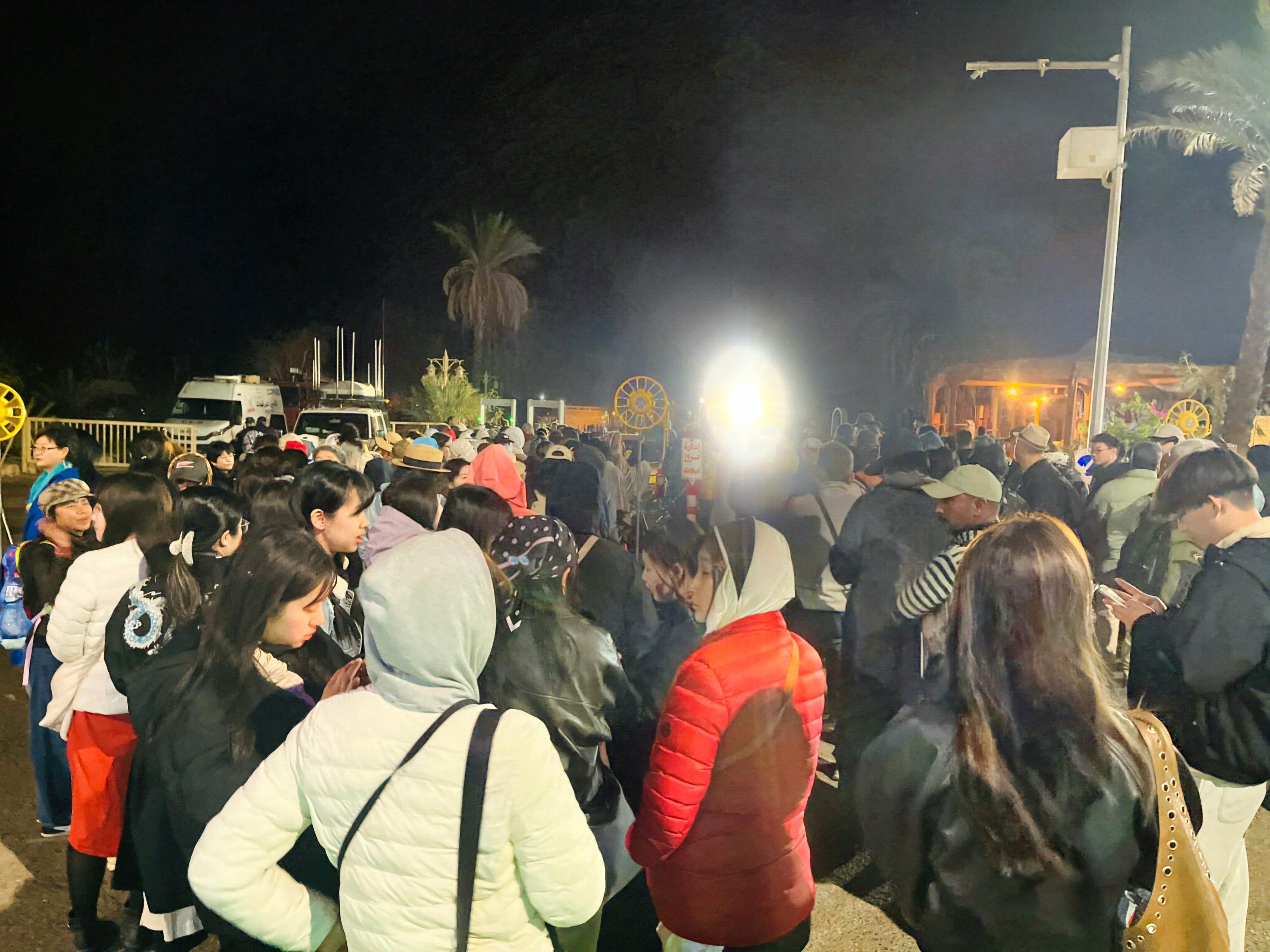 تجمع السائحين قبل الشروق تجمع السائحين قبل الشروق