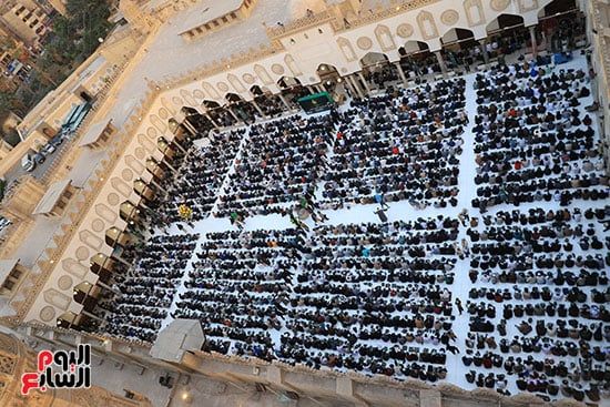 الصائمون فى انتظار الافطار داخل المسجد الصائمون فى انتظار الافطار داخل المسجد