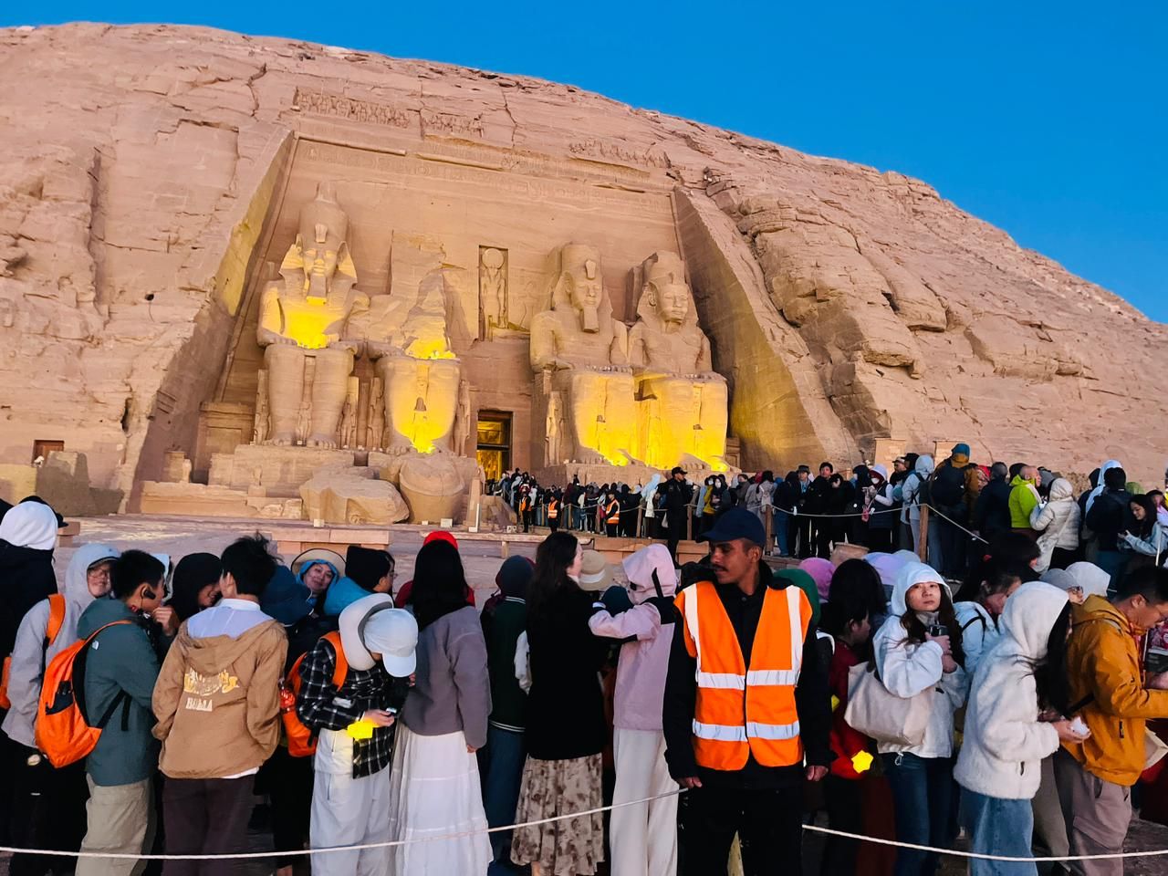 اصطفاف السائحين اصطفاف السائحين