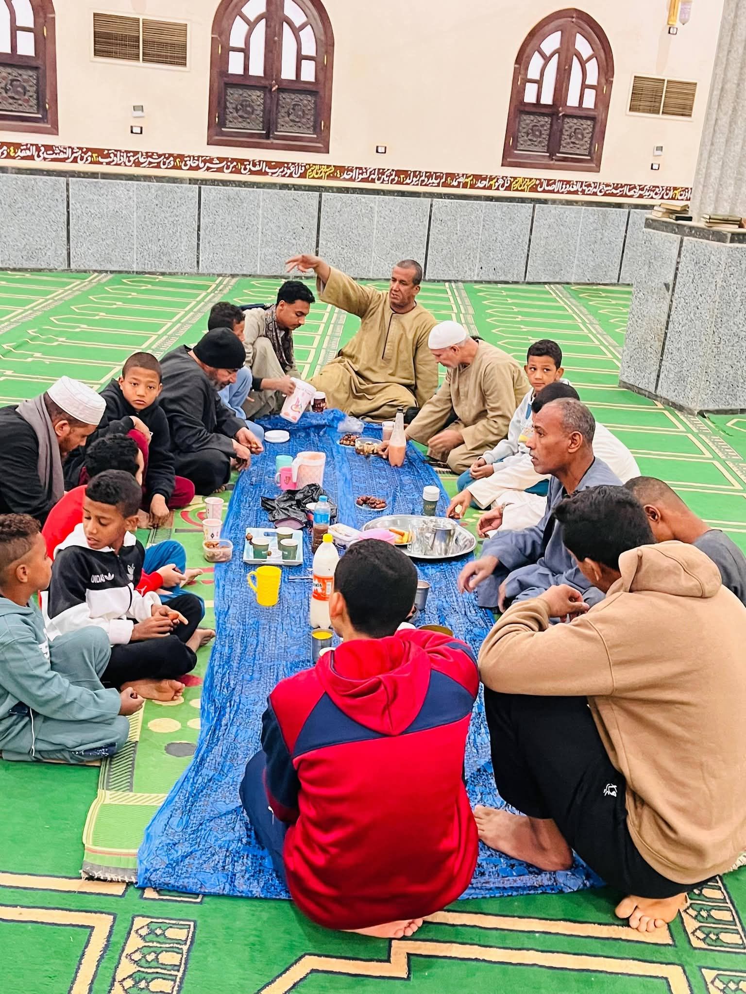 افطار جماعي داخل المسجد افطار جماعي داخل المسجد