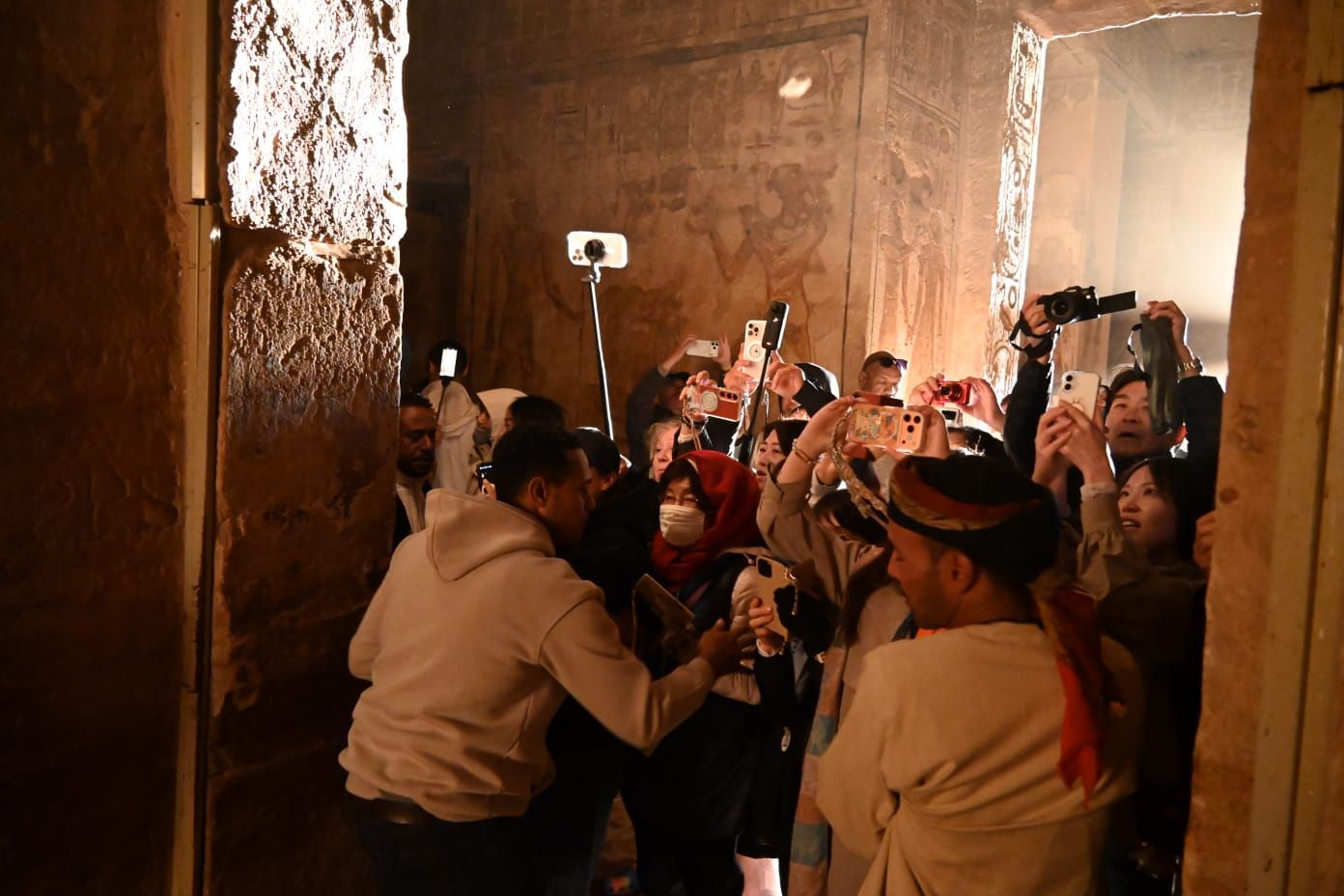 السياح يشاهدون تعامد الشمس السياح يشاهدون تعامد الشمس