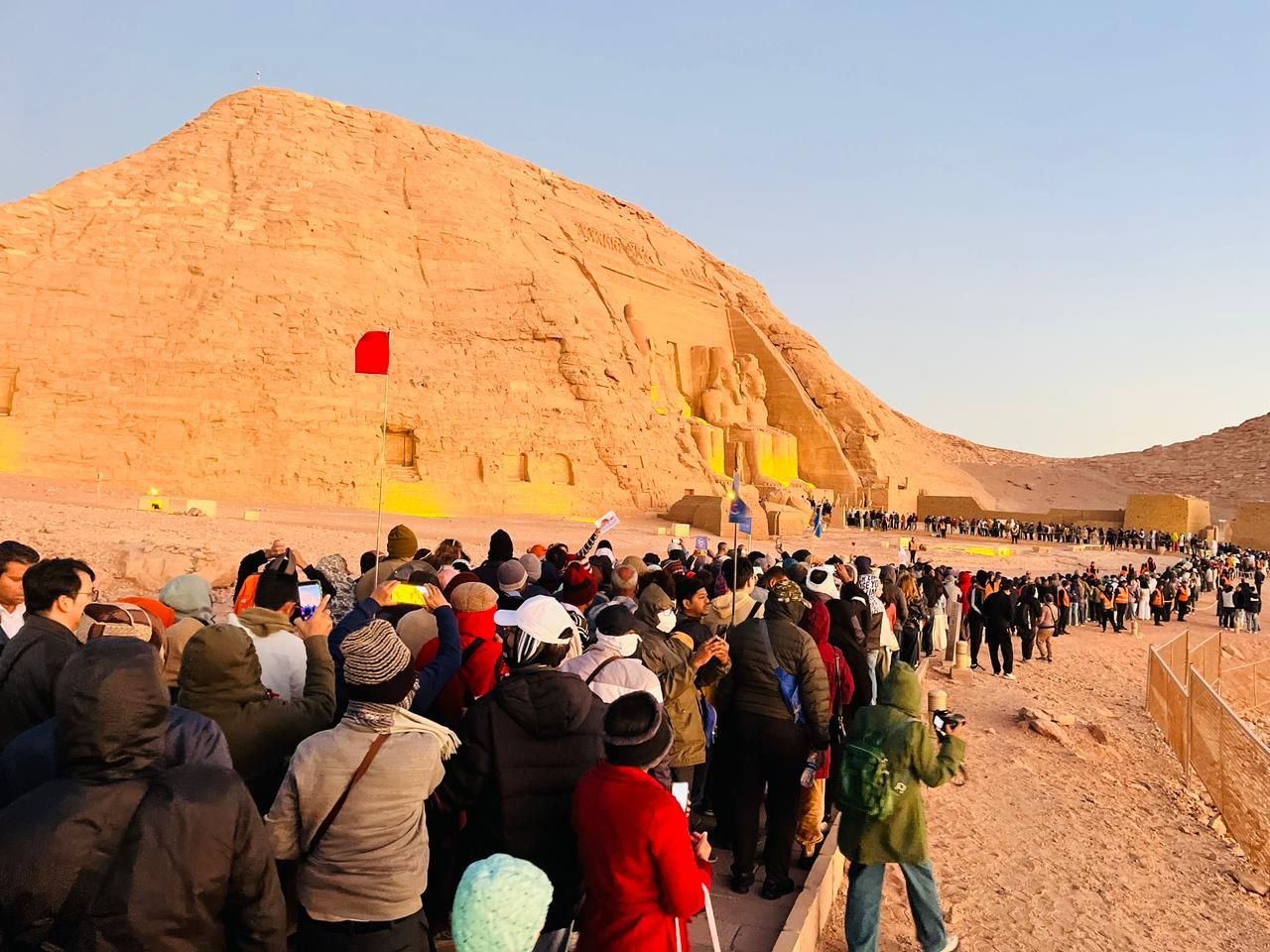 طابور السائحين أمام معبد أبو سمبل طابور السائحين أمام معبد أبو سمبل