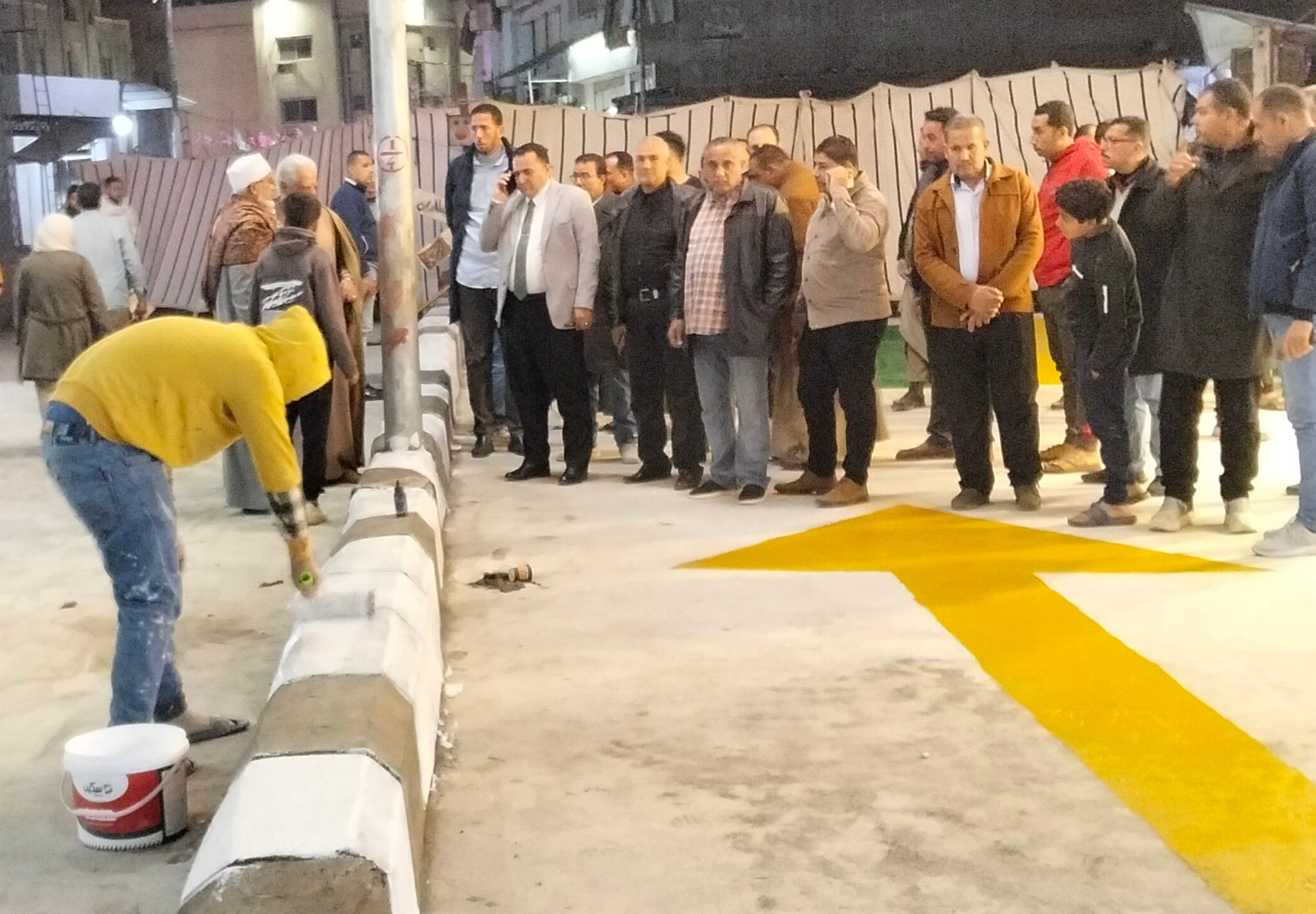 رئيس المدينة يتابع التجميل رئيس المدينة يتابع التجميل