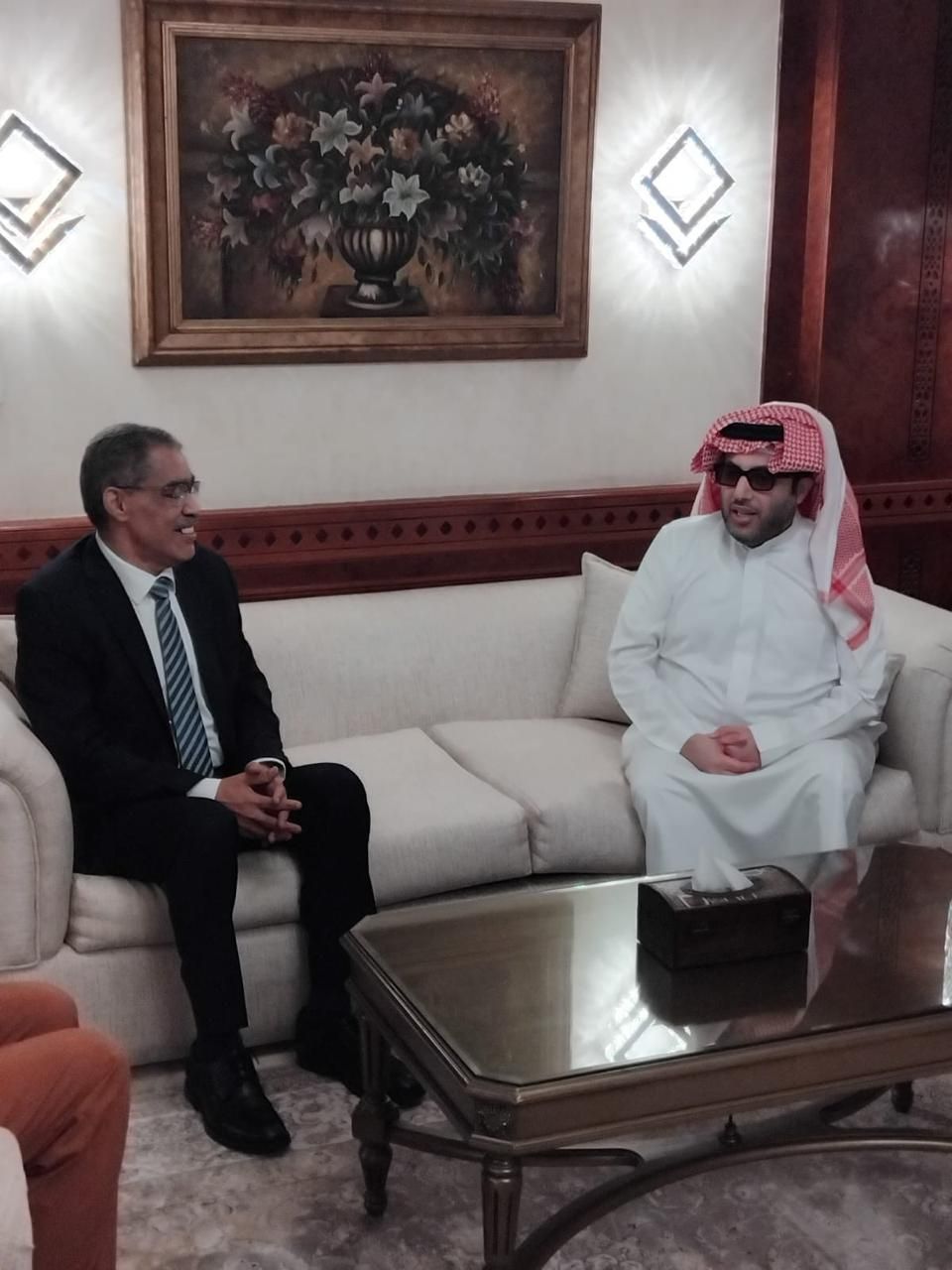 ضياء رشوان يستقبل تركي آل الشيخ في بداية زيارة رسمية لمصر (2) ضياء رشوان يستقبل تركي آل الشيخ في بداية زيارة رسمية لمصر (2)