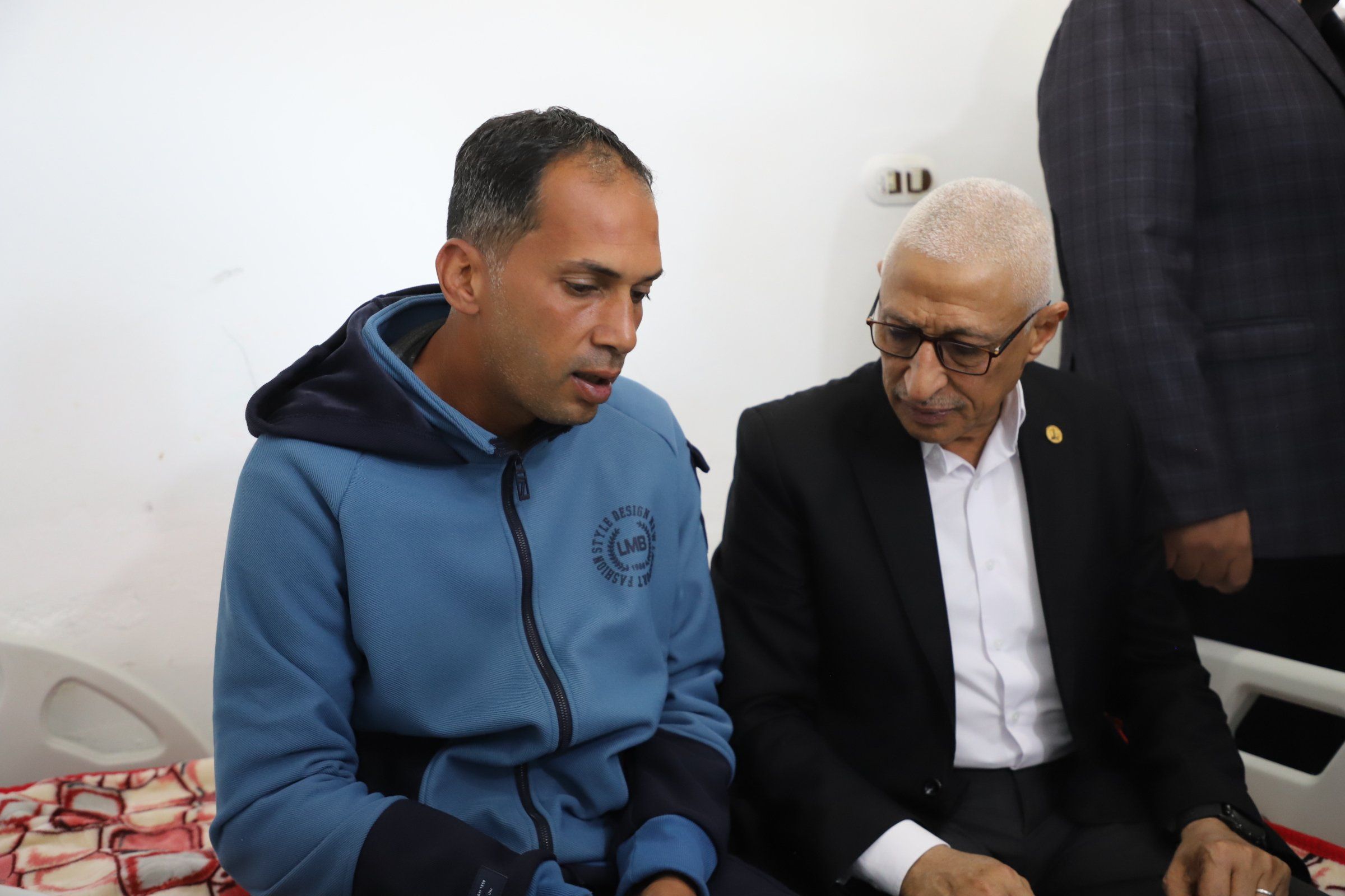 محافظ شمال سيناء يجلس مع مصاب فلسطيني يتلقي العلاج محافظ شمال سيناء يجلس مع مصاب فلسطيني يتلقي العلاج