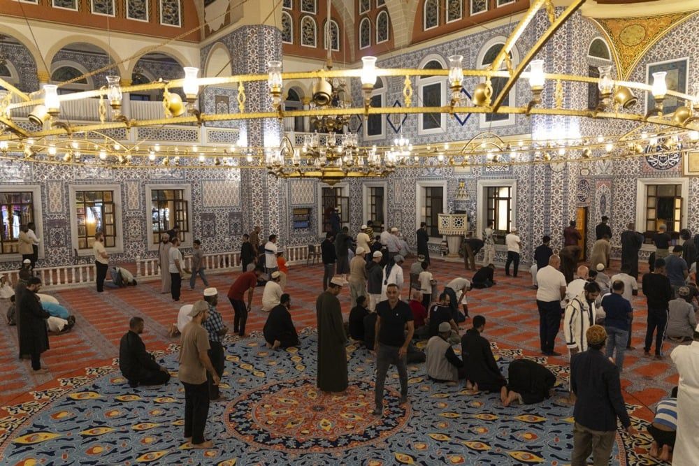 رجال مسلمون من جنوب أفريقيا يؤدون الصلاة في مسجد خلال شهر رمضان المبارك (4) رجال مسلمون من جنوب أفريقيا يؤدون الصلاة في مسجد خلال شهر رمضان المبارك (4)