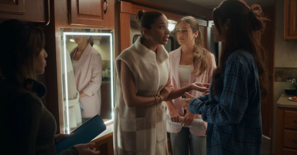 مساعدة دينا مساعدة دينا