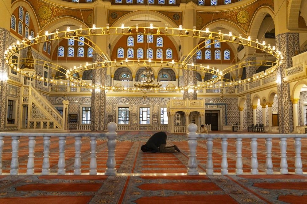 رجال مسلمون من جنوب أفريقيا يؤدون الصلاة في مسجد خلال شهر رمضان المبارك (7) رجال مسلمون من جنوب أفريقيا يؤدون الصلاة في مسجد خلال شهر رمضان المبارك (7)