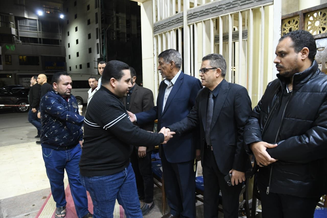 الكاتب الصحفى عبد الفتاح عبد المنعم يستقبل عزاء الزميل محمود نصر الكاتب الصحفى عبد الفتاح عبد المنعم يستقبل عزاء الزميل محمود نصر