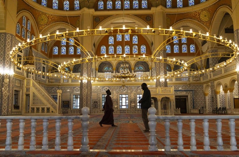 رجال مسلمون من جنوب أفريقيا يؤدون الصلاة في مسجد خلال شهر رمضان المبارك (2) رجال مسلمون من جنوب أفريقيا يؤدون الصلاة في مسجد خلال شهر رمضان المبارك (2)