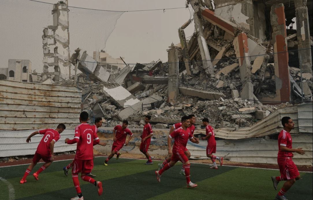 الكرة فى الملعب.. دورات رمضانية ومبارايات ودية بقطاع غزة رغم الجرب (8) الكرة فى الملعب.. دورات رمضانية ومبارايات ودية بقطاع غزة رغم الجرب (8)