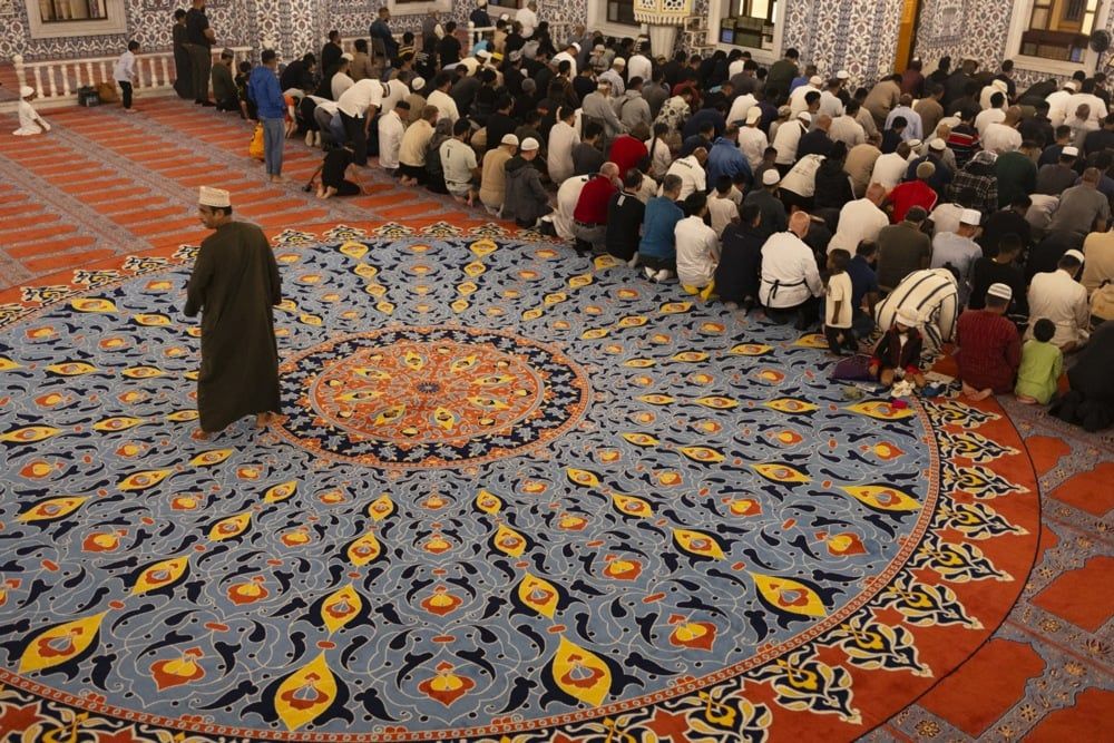 رجال مسلمون من جنوب أفريقيا يؤدون الصلاة في مسجد خلال شهر رمضان المبارك (3) رجال مسلمون من جنوب أفريقيا يؤدون الصلاة في مسجد خلال شهر رمضان المبارك (3)