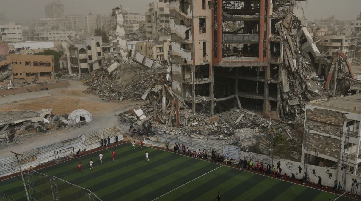 الكرة فى الملعب.. دورات رمضانية ومبارايات ودية بقطاع غزة رغم الجرب (1) الكرة فى الملعب.. دورات رمضانية ومبارايات ودية بقطاع غزة رغم الجرب (1)